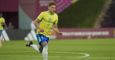 Brasil marca no último minuto e garante vaga na semi do Mundial Sub-17