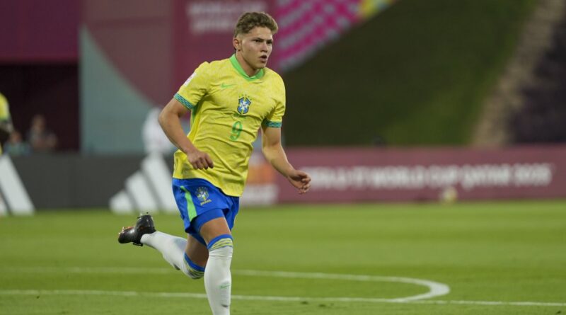 Brasil marca no último minuto e garante vaga na semi do Mundial Sub-17