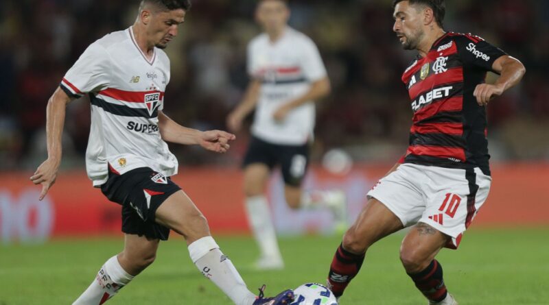 Buscando a liderança do Brasileiro, Flamengo enfrenta o São Paulo