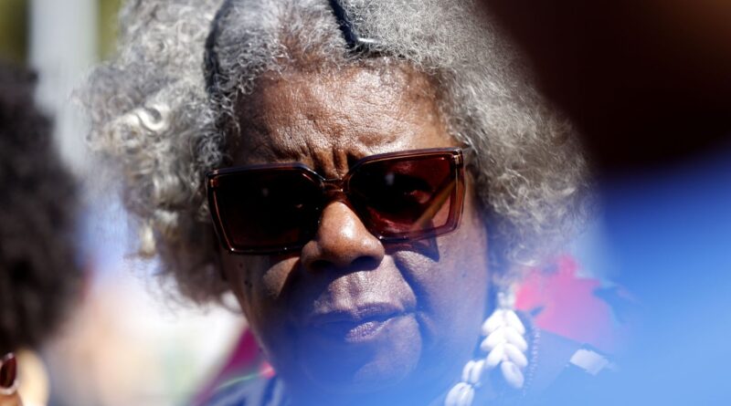 "Cada passo, cada pé, reivindica o direito à vida", diz escritora