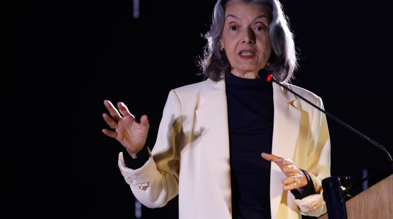 Carmén Lúcia: "ditadura é como erva daninha que precisa ser cortada"