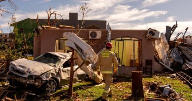 Cidade devastada por tornado tem 2 mil sem luz; 32 seguem internados