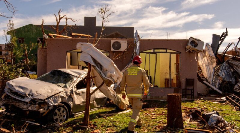 Cidade devastada por tornado tem 2 mil sem luz; 32 seguem internados