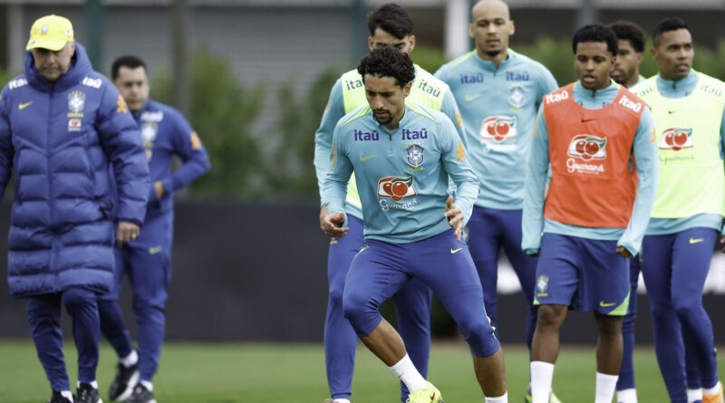 Com equipe completa, Ancelotti comanda atividade em Londres