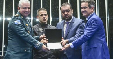 Congresso homenageia policiais mortos durante a Operação Contenção