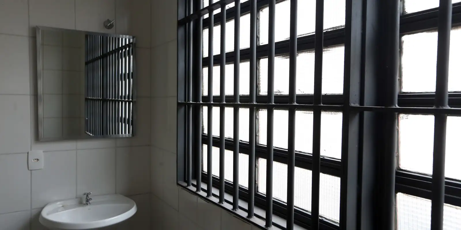 Crise climática expõe presos a ambientes insalubres, alerta DPU