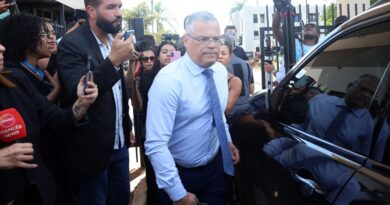 Defesa de Bolsonaro diz que tornozeleira humilha e nega plano de fuga