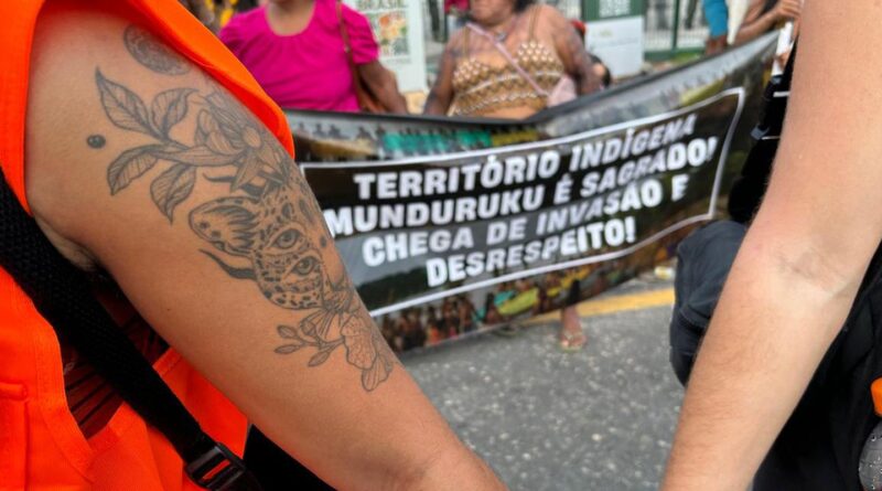Em protesto pacífico, indígenas munduruku cobram participação na COP30