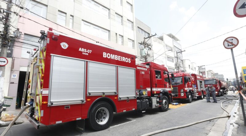 Explosão de galpão com fogos de artifício mata uma pessoa em São Paulo