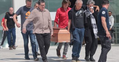 Familiares, amigos e políticos se despedem de Paulo Frateschi na Alesp