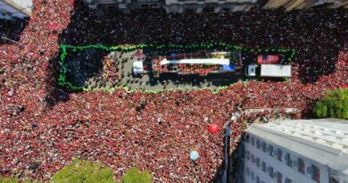 Famílias se juntam à multidão para festejar título do Flamengo no RJ