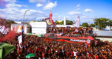 Flamengo embarca para final da Libertadores com festa da torcida