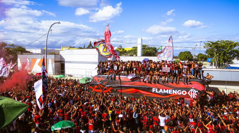 Flamengo embarca para final da Libertadores com festa da torcida