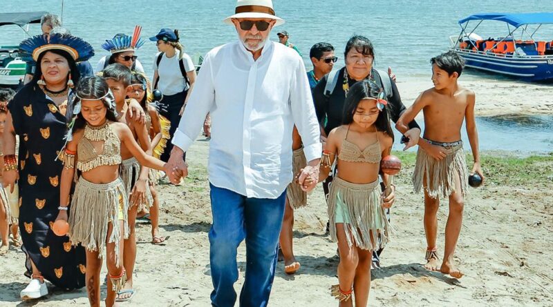 Lula visita aldeia indígena e promete energia para 4,3 mil famílias