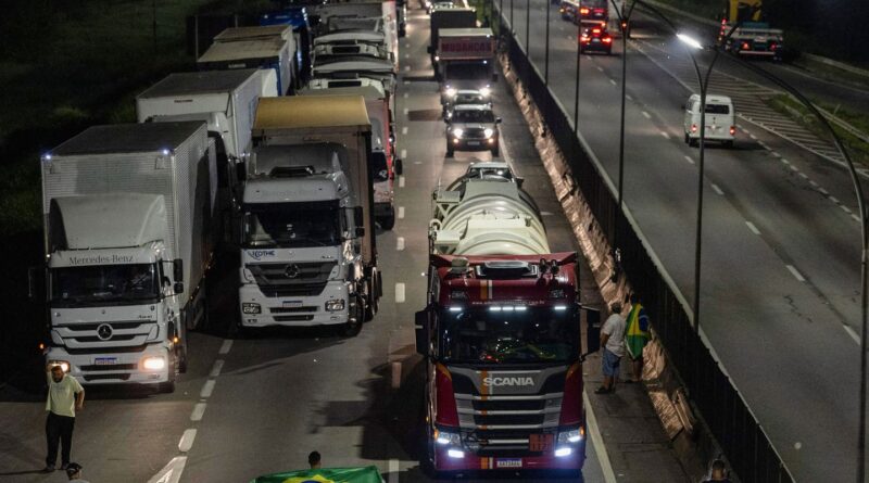 MPF processa caminhoneiros que bloquearam Via Dutra em 2022 