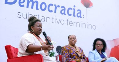 Macaé Evaristo estimula mulheres a disputar espaço em todos os lugares