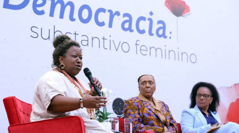 Macaé Evaristo estimula mulheres a disputar espaço em todos os lugares
