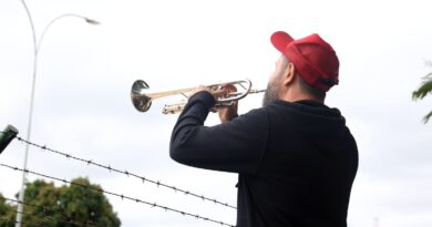 Manifestantes favoráveis e contrários a Bolsonaro fazem atos na PF