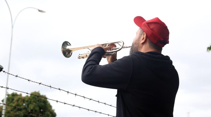 Manifestantes favoráveis e contrários a Bolsonaro fazem atos na PF