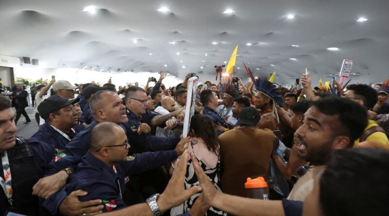 Manifestantes tentam entrar na COP30 e há confronto com segurança