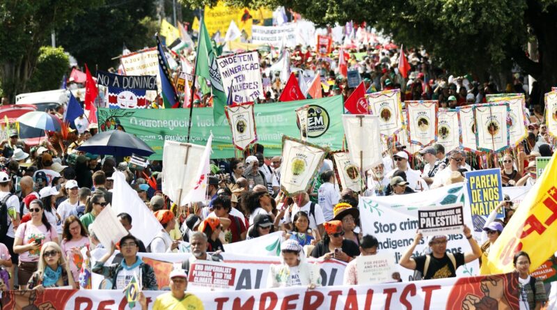 Marcha pelo Clima reúne 70 mil e leva força amazônica às ruas de Belém