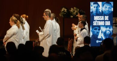 Missa de 7º dia homenageia policiais mortos em operação no Rio