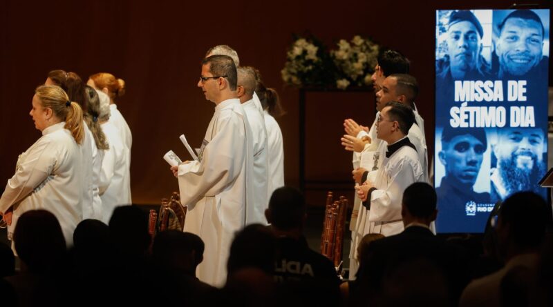 Missa de 7º dia homenageia policiais mortos em operação no Rio