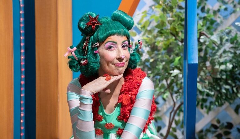 Missão do Dia leva Dorotéia a uma fábrica para aprender como o cacau vira chocolate