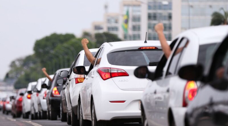 Motoristas de aplicativo caíram no “conto do vigário”, diz Sakamoto