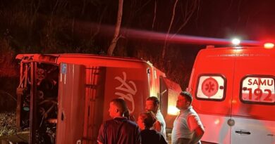 Ônibus com 50 pessoas tomba, deixa dois mortos e dezenas de feridos na BR 262, no ES