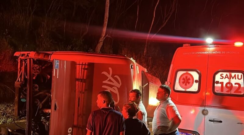 Ônibus com 50 pessoas tomba, deixa dois mortos e dezenas de feridos na BR 262, no ES
