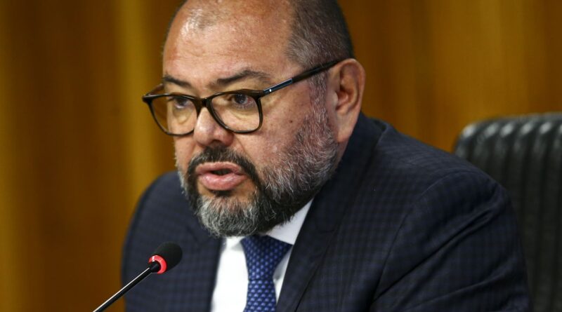 PF aponta ex-ministro de Bolsonaro como pilar institucional de desvios