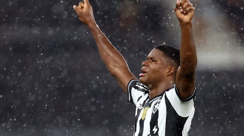 Panamenho José Kadir leva Botafogo à vitória no Brasileiro