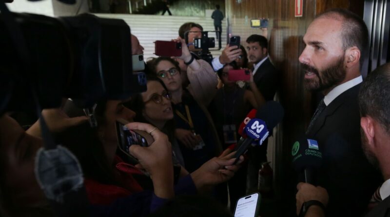 Por unanimidade, STF torna Eduardo Bolsonaro réu por atuação nos EUA