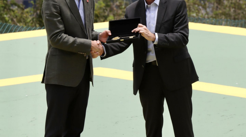 Príncipe William visita Pão de Açúcar e recebe chave da cidade do Rio