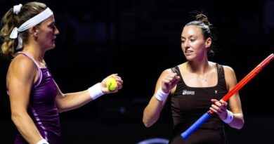 Stefani e Babos vencem russas e se aproximam da semi do WTA Finals