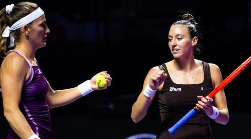 Stefani e Babos vencem russas e se aproximam da semi do WTA Finals