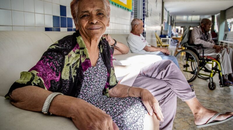 Tema da redação do Enem ajuda a debater etarismo, dizem professores 