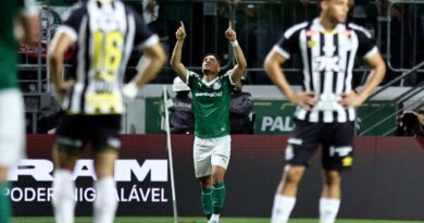 Vitor Roque decide e Palmeiras vence clássico com Santos no Brasileiro