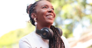 Ativista que quer “calçar o mundo” já distribuiu 60 mil chinelos