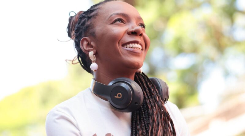 Ativista que quer “calçar o mundo” já distribuiu 60 mil chinelos