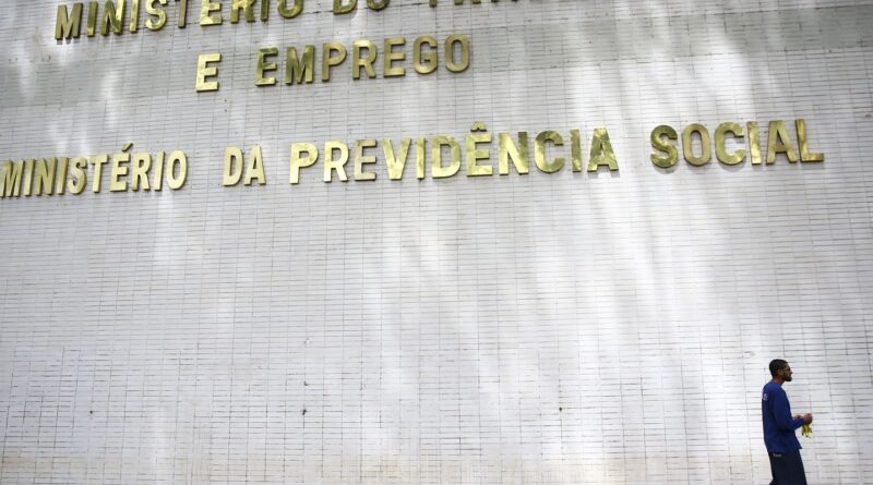 Brasil cria 85,8 mil vagas de trabalho em novembro