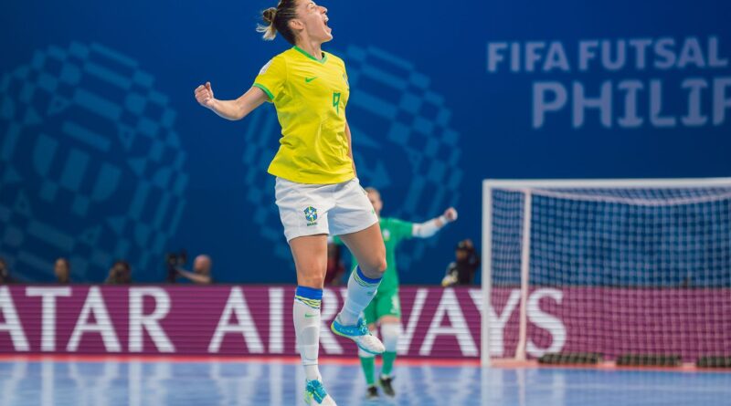Brasil goleia e avança para semi da Copa do Mundo de futsal
