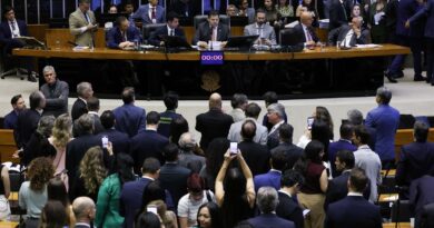 Câmara retoma trabalhos após retirada à força de Braga