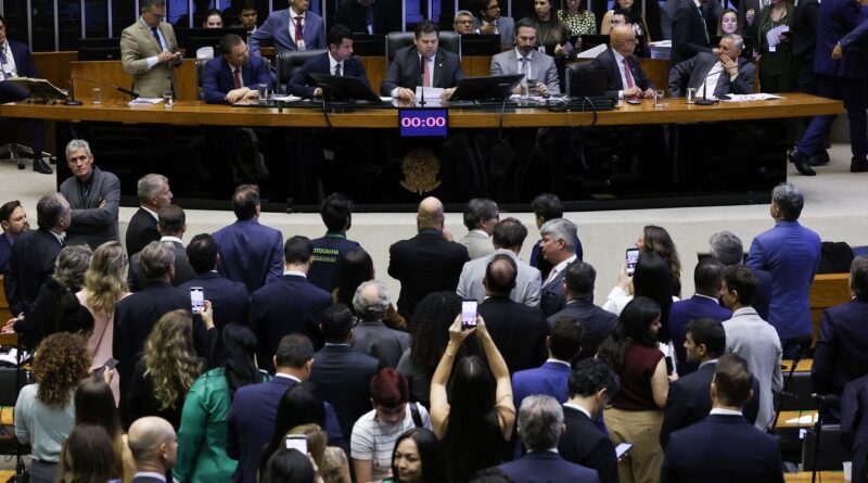 Câmara retoma trabalhos após retirada à força de Braga