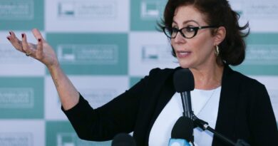 Carla Zambelli renuncia ao mandato; Câmara dará posse ao suplente