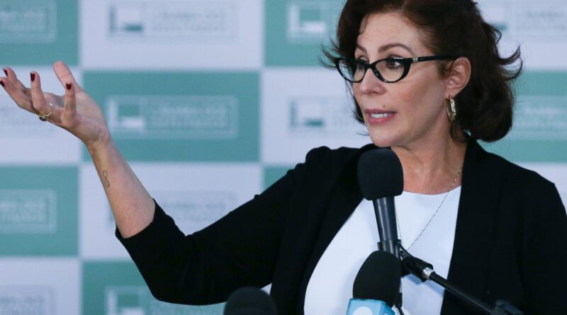 Carla Zambelli renuncia ao mandato; Câmara dará posse ao suplente