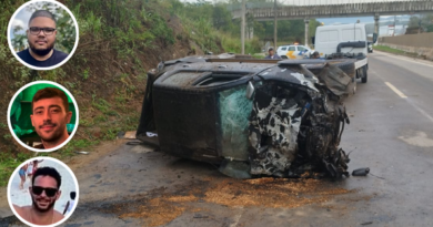 Carro aquaplana em poça d’água, bate e capota, matando três amigos em Cachoeiro
