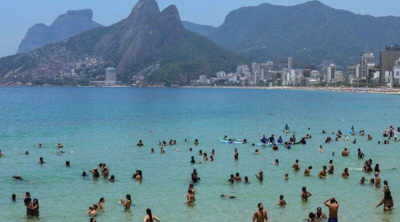 Corpo de piloto do avião que caiu em Copacabana é resgatado