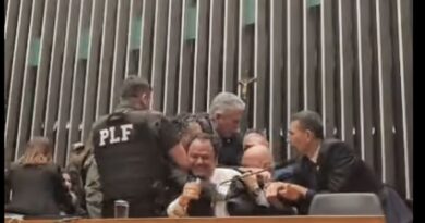 Glauber Braga é retirado à força após ocupar mesa da Câmara